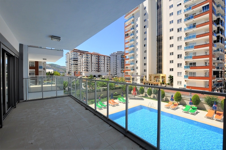 شقة مؤثثة من تصميم غرفة وصالة ضمن  مجمع ذو خدمات مميزة في مهموتلار - الانيا 