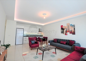 شقة مؤثثة من تصميم غرفة وصالة ضمن  مجمع ذو خدمات مميزة في مهموتلار - الانيا 