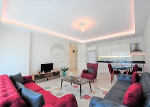 شقة مؤثثة من تصميم غرفة وصالة ضمن  مجمع ذو خدمات مميزة في مهموتلار - الانيا 