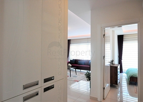 شقة مؤثثة من تصميم غرفة وصالة ضمن  مجمع ذو خدمات مميزة في مهموتلار - الانيا 