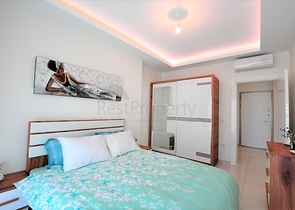 شقة مؤثثة من تصميم غرفة وصالة ضمن  مجمع ذو خدمات مميزة في مهموتلار - الانيا 