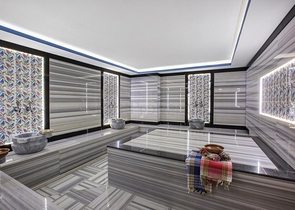 شقة مؤثثة من تصميم غرفة وصالة ضمن  مجمع ذو خدمات مميزة في مهموتلار - الانيا 