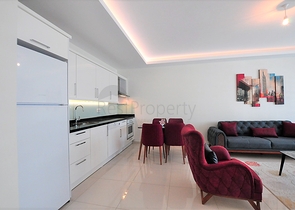 شقة مؤثثة من تصميم غرفة وصالة ضمن  مجمع ذو خدمات مميزة في مهموتلار - الانيا 