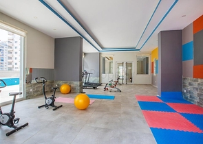 شقة مؤثثة من تصميم غرفة وصالة ضمن  مجمع ذو خدمات مميزة في مهموتلار - الانيا 