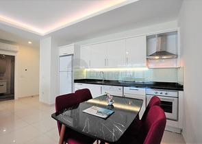 شقة مؤثثة من تصميم غرفة وصالة ضمن  مجمع ذو خدمات مميزة في مهموتلار - الانيا 