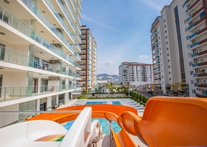 شقة مؤثثة من تصميم غرفة وصالة ضمن  مجمع ذو خدمات مميزة في مهموتلار - الانيا 