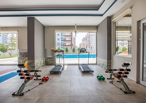 شقة مؤثثة من تصميم غرفة وصالة ضمن  مجمع ذو خدمات مميزة في مهموتلار - الانيا 