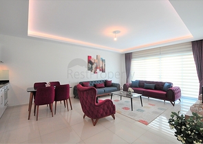 شقة مؤثثة من تصميم غرفة وصالة ضمن  مجمع ذو خدمات مميزة في مهموتلار - الانيا 