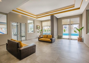 شقة مؤثثة من تصميم غرفة وصالة ضمن  مجمع ذو خدمات مميزة في مهموتلار - الانيا 