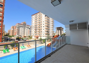 شقة مؤثثة من تصميم غرفة وصالة ضمن  مجمع ذو خدمات مميزة في مهموتلار - الانيا 