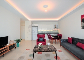 شقة مؤثثة من تصميم غرفة وصالة ضمن  مجمع ذو خدمات مميزة في مهموتلار - الانيا 