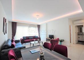 شقة مؤثثة من تصميم غرفة وصالة ضمن  مجمع ذو خدمات مميزة في مهموتلار - الانيا 