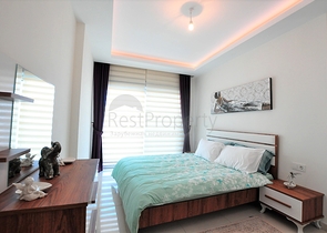 شقة مؤثثة من تصميم غرفة وصالة ضمن  مجمع ذو خدمات مميزة في مهموتلار - الانيا 