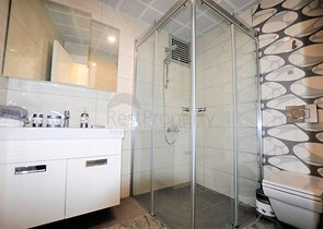 شقة مؤثثة من تصميم غرفة وصالة ضمن  مجمع ذو خدمات مميزة في مهموتلار - الانيا 