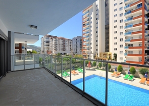 شقة مؤثثة من تصميم غرفة وصالة ضمن  مجمع ذو خدمات مميزة في مهموتلار - الانيا 