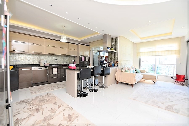 شقة عائلية واسعة من تصميم خمس غرف نوم وصالة - مؤثثة - في توسمور - الانيا 