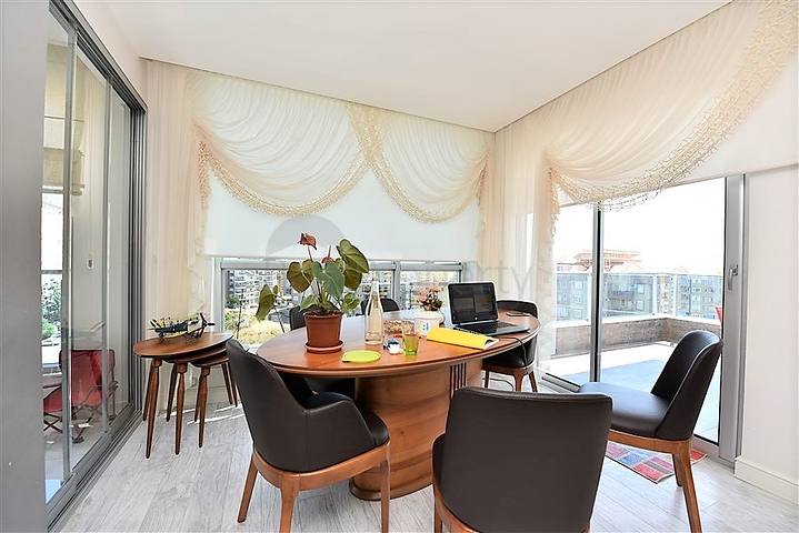 شقة عائلية واسعة من تصميم خمس غرف نوم وصالة - مؤثثة - في توسمور - الانيا 