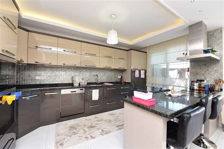 شقة عائلية واسعة من تصميم خمس غرف نوم وصالة - مؤثثة - في توسمور - الانيا 