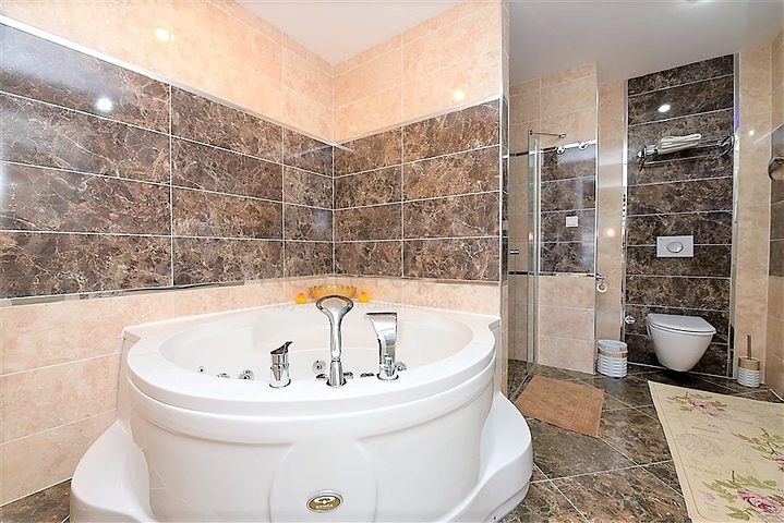 شقة عائلية واسعة من تصميم خمس غرف نوم وصالة - مؤثثة - في توسمور - الانيا 