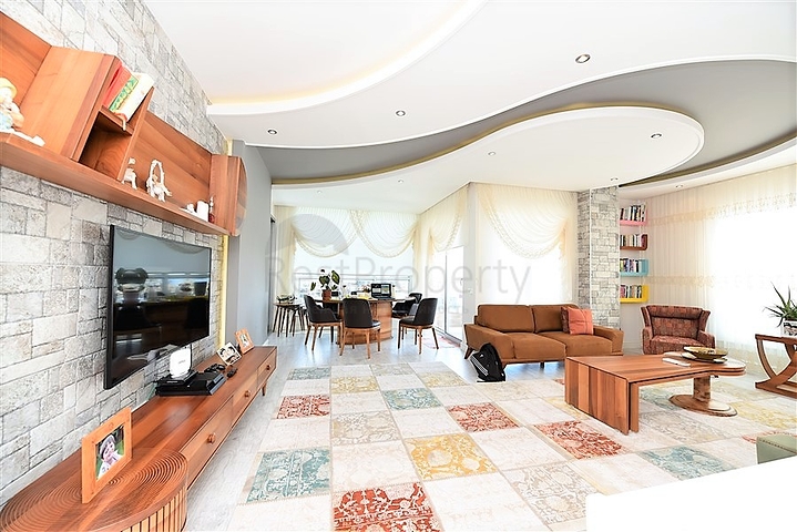 شقة عائلية واسعة من تصميم خمس غرف نوم وصالة - مؤثثة - في توسمور - الانيا 