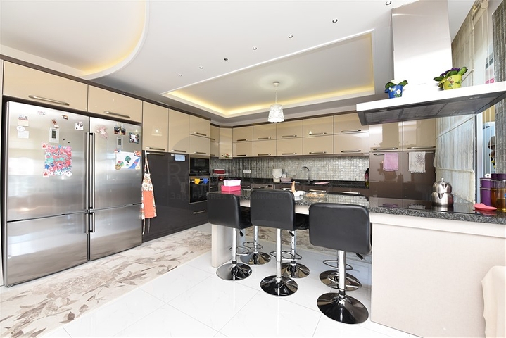 شقة عائلية واسعة من تصميم خمس غرف نوم وصالة - مؤثثة - في توسمور - الانيا 