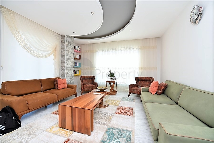 شقة عائلية واسعة من تصميم خمس غرف نوم وصالة - مؤثثة - في توسمور - الانيا 