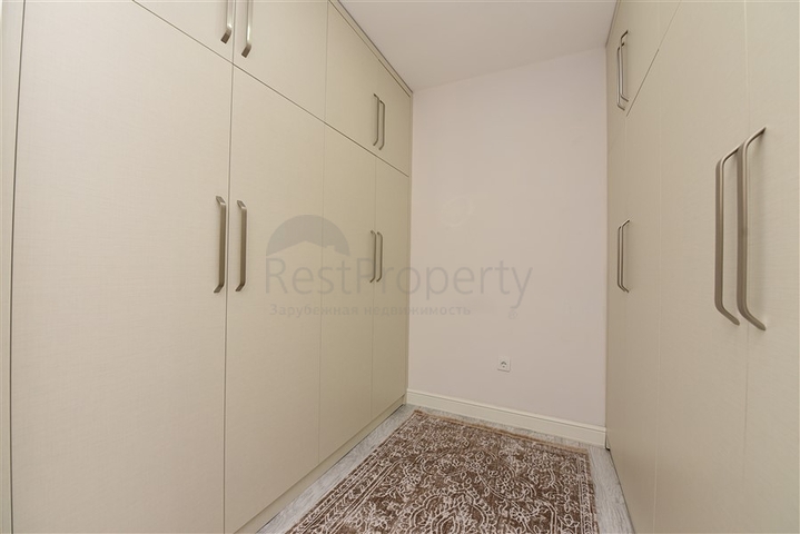 شقة عائلية واسعة من تصميم خمس غرف نوم وصالة - مؤثثة - في توسمور - الانيا 