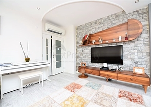 شقة عائلية واسعة من تصميم خمس غرف نوم وصالة - مؤثثة - في توسمور - الانيا 