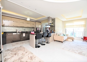 شقة عائلية واسعة من تصميم خمس غرف نوم وصالة - مؤثثة - في توسمور - الانيا 