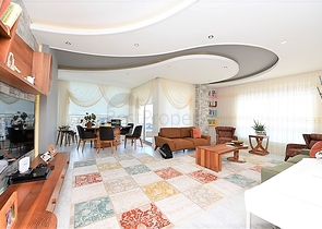 شقة عائلية واسعة من تصميم خمس غرف نوم وصالة - مؤثثة - في توسمور - الانيا 