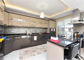 شقة عائلية واسعة من تصميم خمس غرف نوم وصالة - مؤثثة - في توسمور - الانيا 