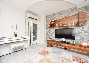 شقة عائلية واسعة من تصميم خمس غرف نوم وصالة - مؤثثة - في توسمور - الانيا 