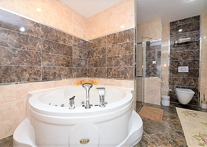 شقة عائلية واسعة من تصميم خمس غرف نوم وصالة - مؤثثة - في توسمور - الانيا 