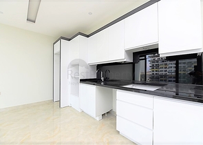 اطلالة بحرية مباشرة -شقة من تصميم غرفة وصالة ضمن مجمع سكني حديث في مهموتلار - الانيا 