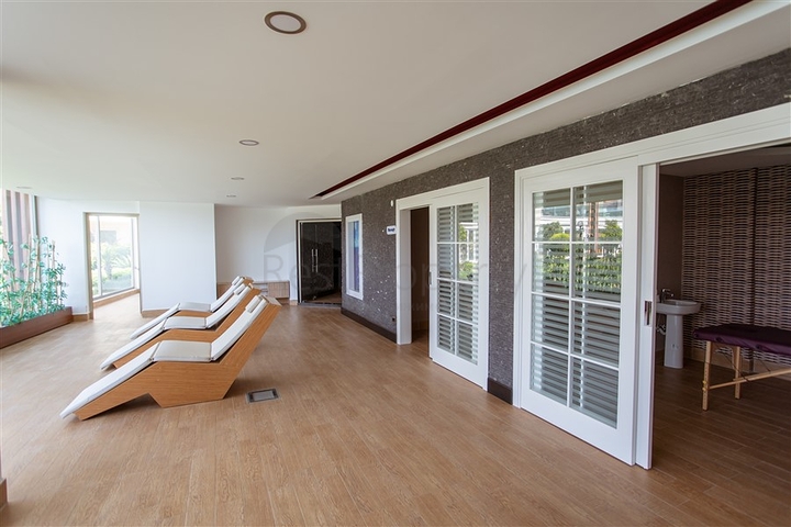 شقة غرفتين وصالة باطلالة مميزة ضمن مجمع في منطقة اوبا المركزية / الانيا 