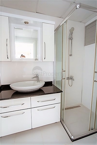 شقة غرفتين وصالة باطلالة مميزة ضمن مجمع في منطقة اوبا المركزية / الانيا 