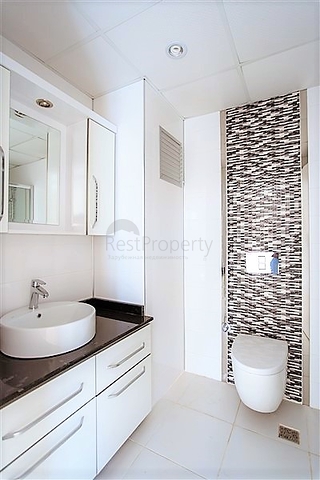 شقة غرفتين وصالة باطلالة مميزة ضمن مجمع في منطقة اوبا المركزية / الانيا 