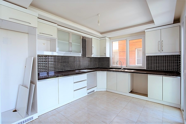 شقة غرفتين وصالة باطلالة مميزة ضمن مجمع في منطقة اوبا المركزية / الانيا 