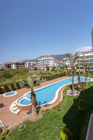 شقة غرفتين وصالة باطلالة مميزة ضمن مجمع في منطقة اوبا المركزية / الانيا 