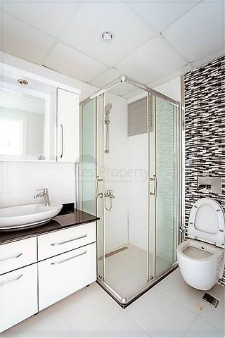 شقة غرفتين وصالة باطلالة مميزة ضمن مجمع في منطقة اوبا المركزية / الانيا 