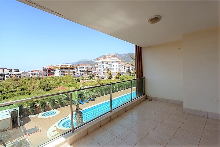 شقة غرفتين وصالة باطلالة مميزة ضمن مجمع في منطقة اوبا المركزية / الانيا 