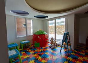 شقة غرفتين وصالة باطلالة مميزة ضمن مجمع في منطقة اوبا المركزية / الانيا 