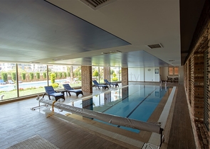 شقة غرفتين وصالة باطلالة مميزة ضمن مجمع في منطقة اوبا المركزية / الانيا 