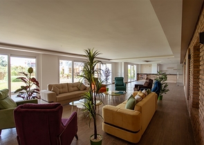 شقة غرفتين وصالة باطلالة مميزة ضمن مجمع في منطقة اوبا المركزية / الانيا 