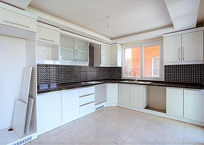 شقة غرفتين وصالة باطلالة مميزة ضمن مجمع في منطقة اوبا المركزية / الانيا 