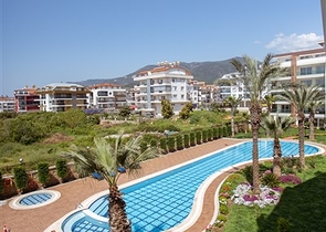 شقة غرفتين وصالة باطلالة مميزة ضمن مجمع في منطقة اوبا المركزية / الانيا 