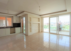 شقة غرفتين وصالة باطلالة مميزة ضمن مجمع في منطقة اوبا المركزية / الانيا 