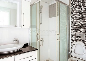 شقة غرفتين وصالة باطلالة مميزة ضمن مجمع في منطقة اوبا المركزية / الانيا 