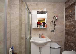 غرفتين وصالة مفروشة ضمن مجمع سكني قريب من البحر في كاستل / الانيا 