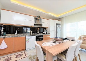 غرفتين وصالة مفروشة ضمن مجمع سكني قريب من البحر في كاستل / الانيا 